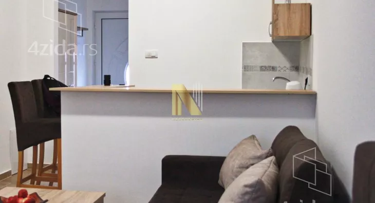 Poslovna zgrada | 4zida