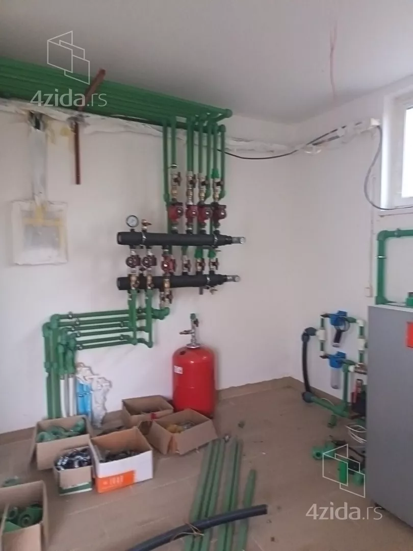 Poslovna zgrada | 4zida