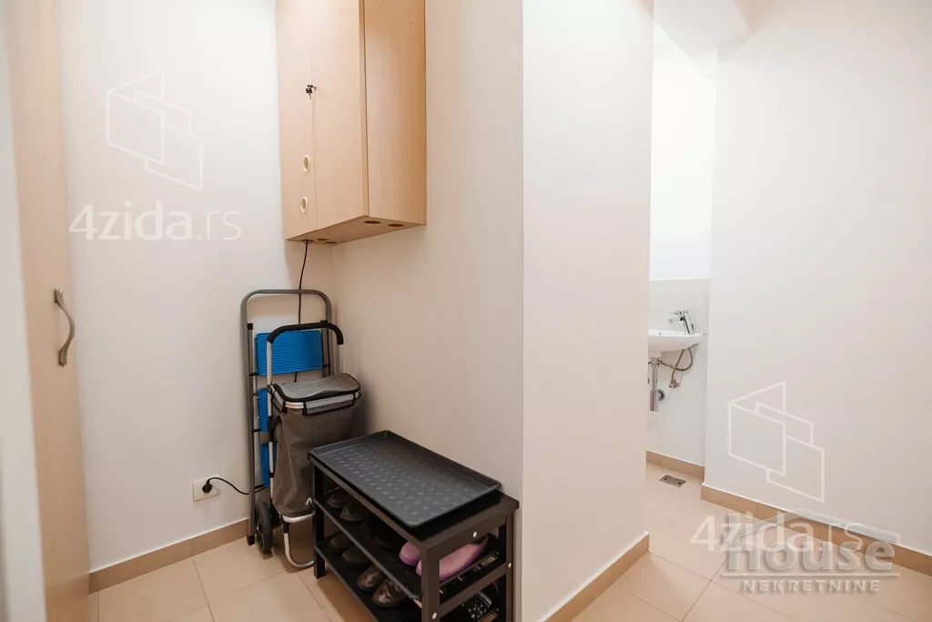 Šestosoban stan | 4zida