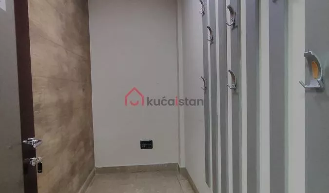 Poslovna zgrada | 4zida