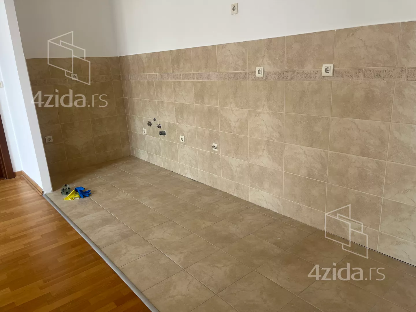 Petosoban stan | 4zida