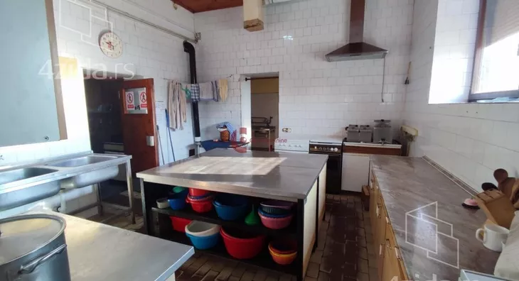 Poslovna zgrada | 4zida