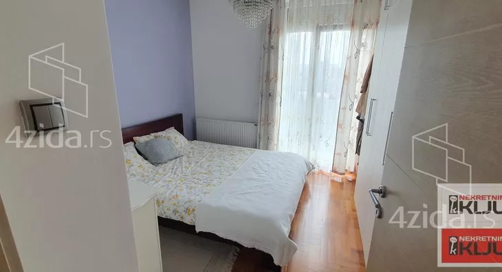 Šestosoban stan | 4zida