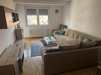 Crveni Pevac | 4zida.rs