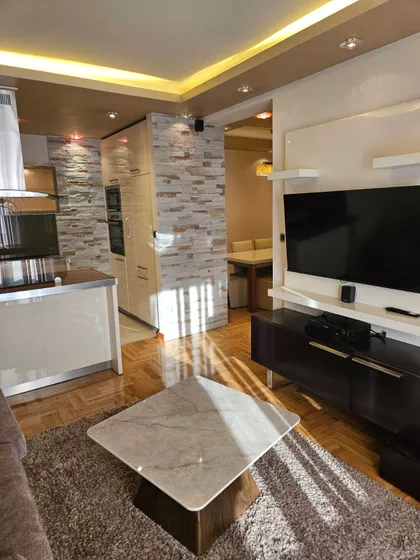 Lasla Gala | 4zida.rs