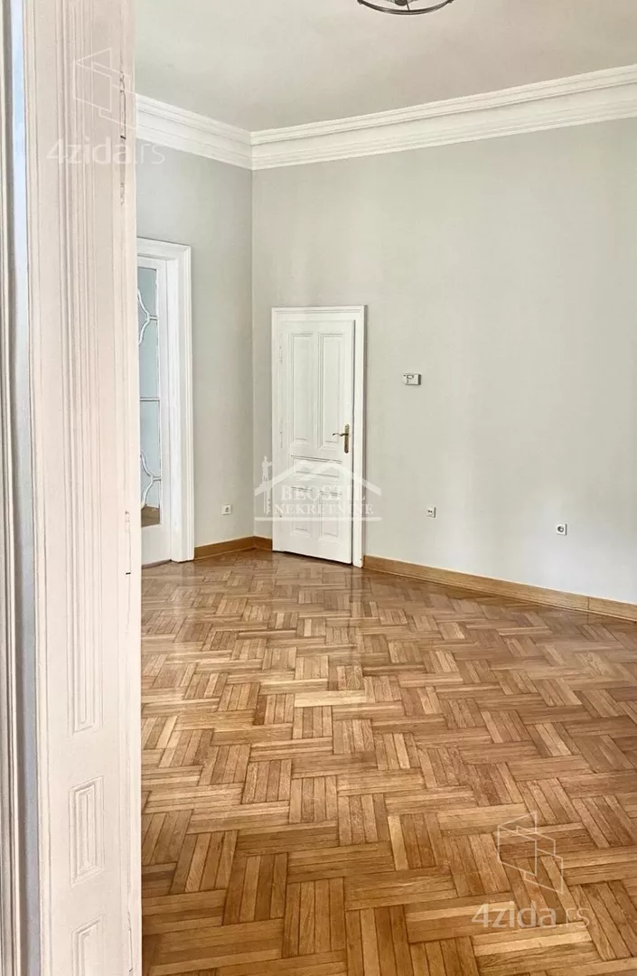 Šestoiposoban stan | 4zida