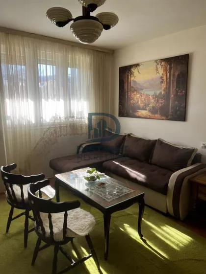 Crveni Pevac | 4zida.rs