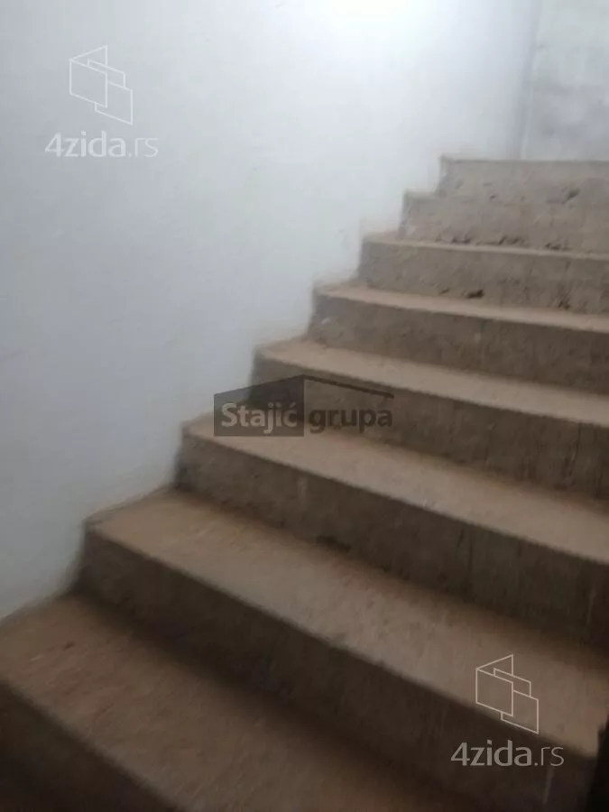 Poslovna zgrada | 4zida