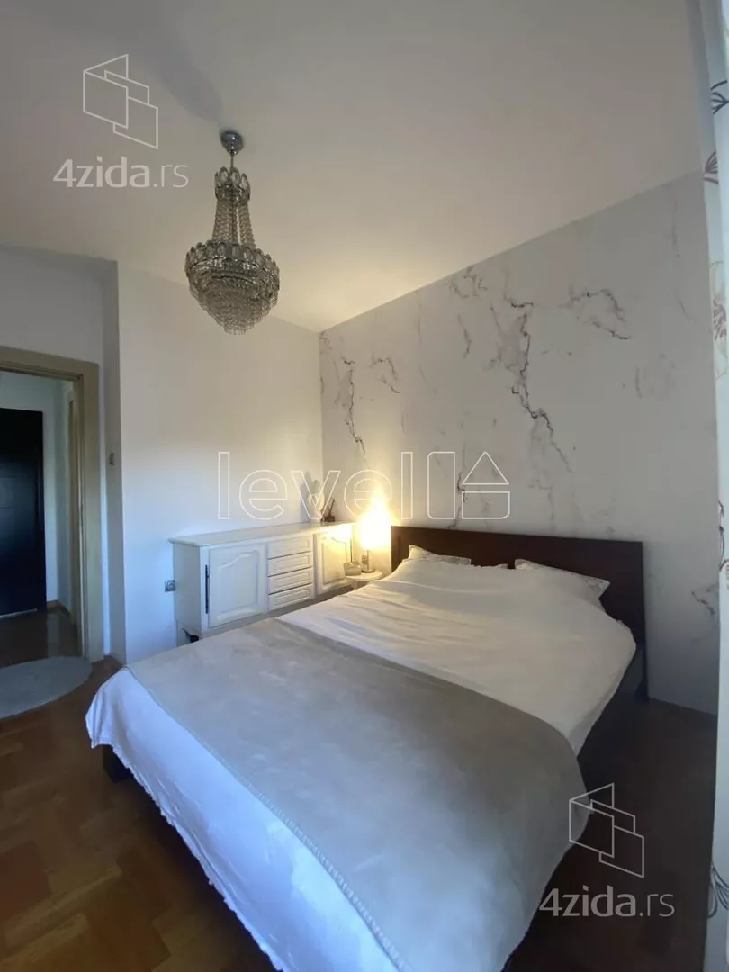 Šestosoban stan | 4zida