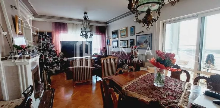 Šestoiposoban stan | 4zida