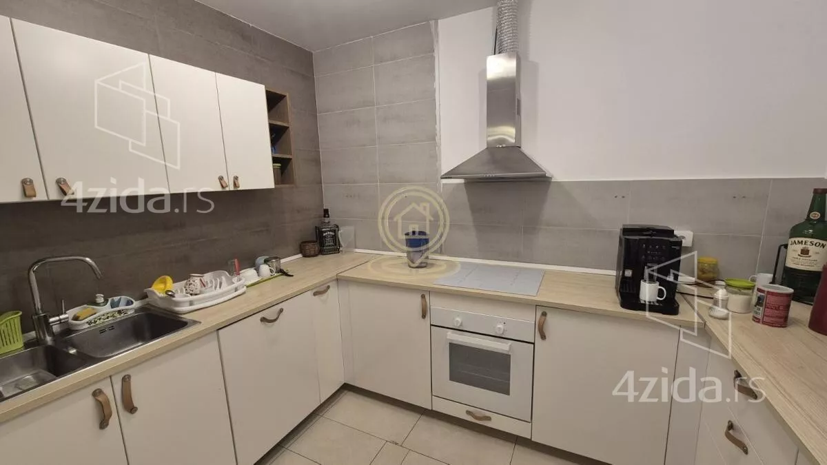 Poslovna zgrada | 4zida