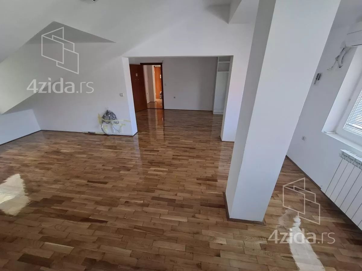 Šestosoban stan | 4zida