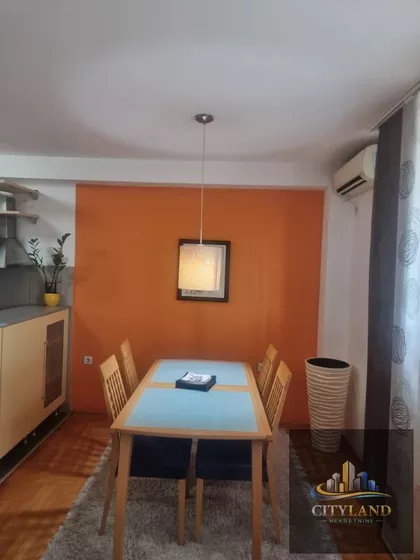 Crveni Pevac | 4zida.rs