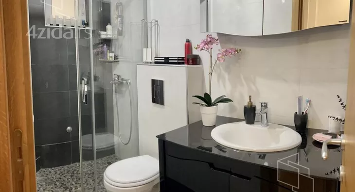 Četvoroiposoban stan | 4zida