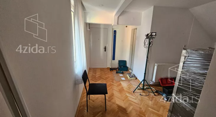 Poslovna zgrada | 4zida