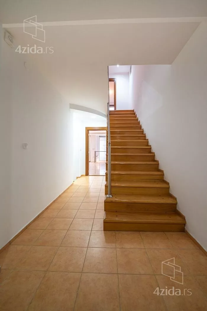 Šestosoban stan | 4zida