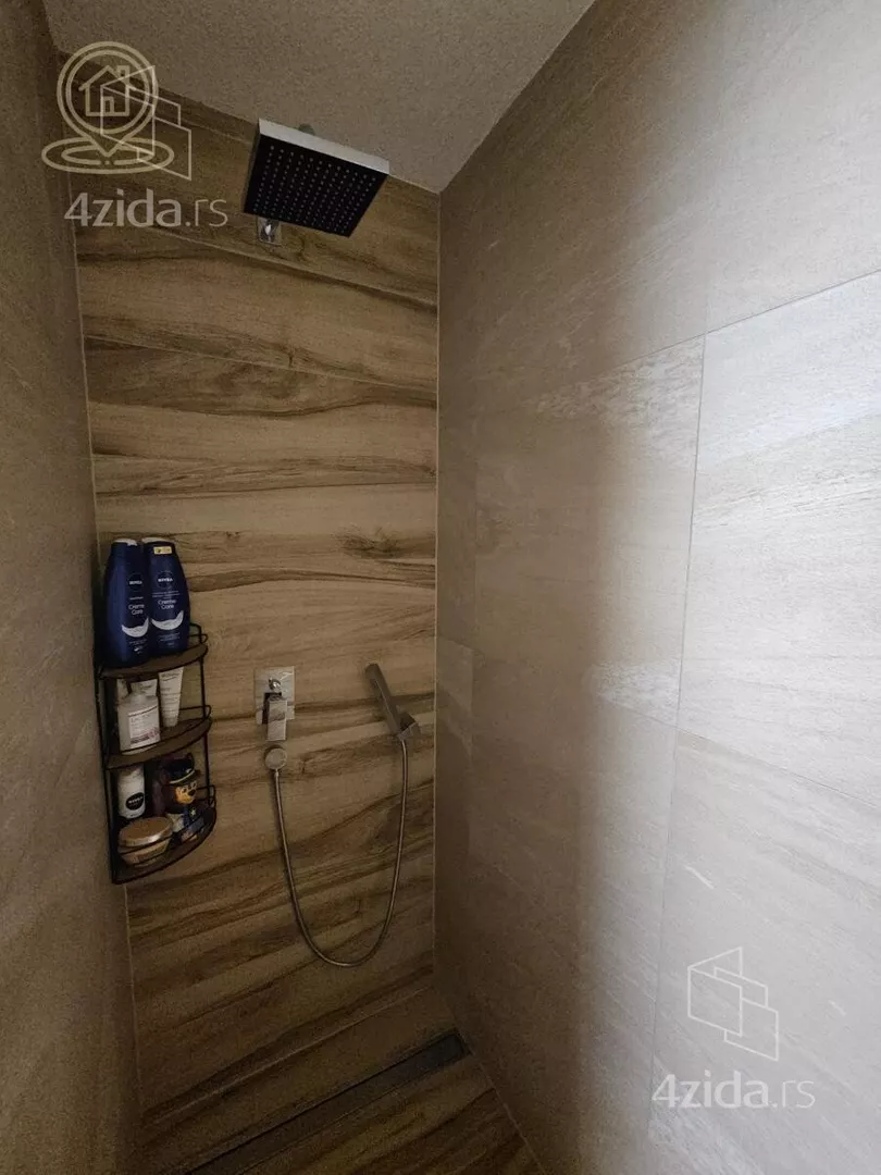 Šestosoban stan | 4zida