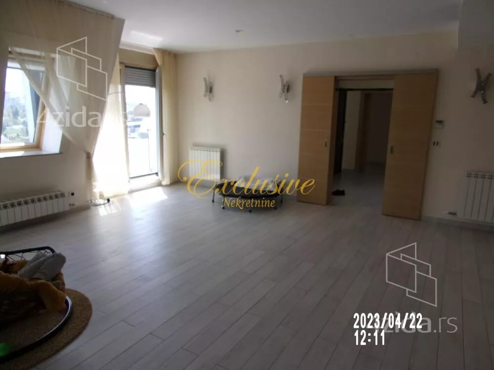 Šestoiposoban stan | 4zida