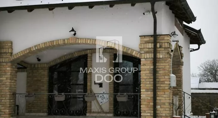 Šestoiposoban stan | 4zida