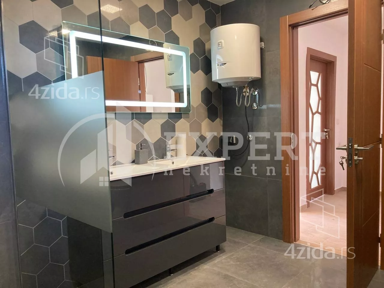 Lokal | 4zida