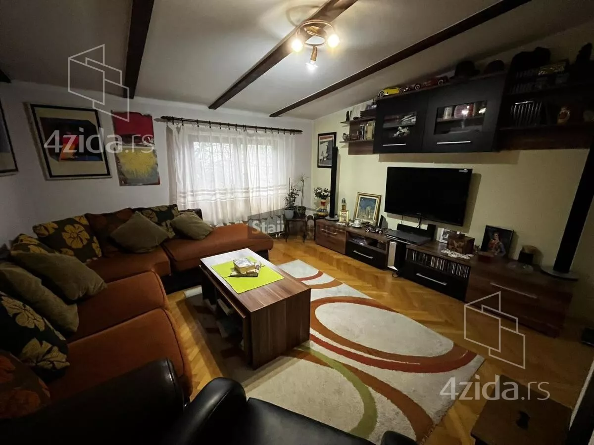 Šestosoban stan | 4zida