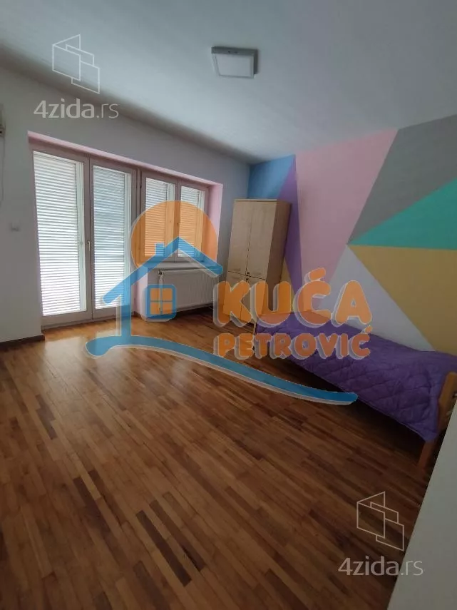 Lokal | 4zida