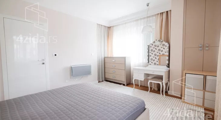 Šestosoban stan | 4zida