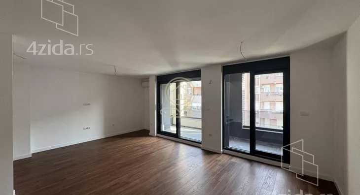 Šestosoban stan | 4zida