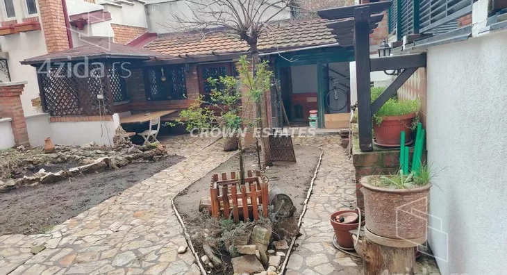 Šestosoban stan | 4zida