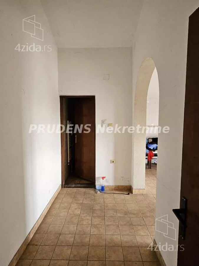 Poslovna zgrada | 4zida