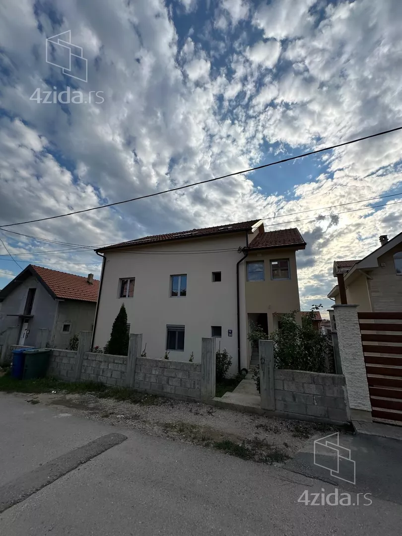 Četvoroiposoban stan | 4zida