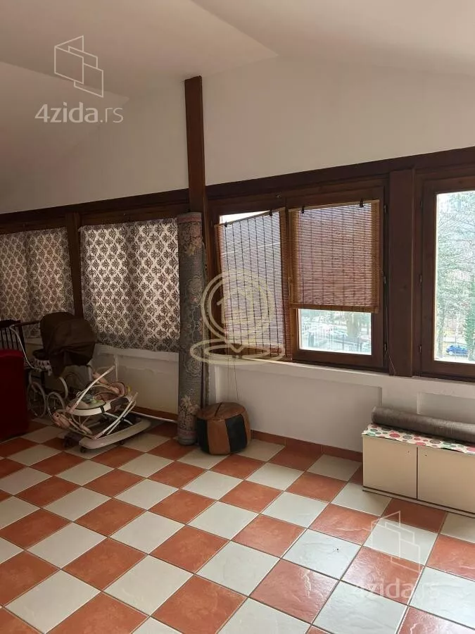 Troiposoban stan | 4zida