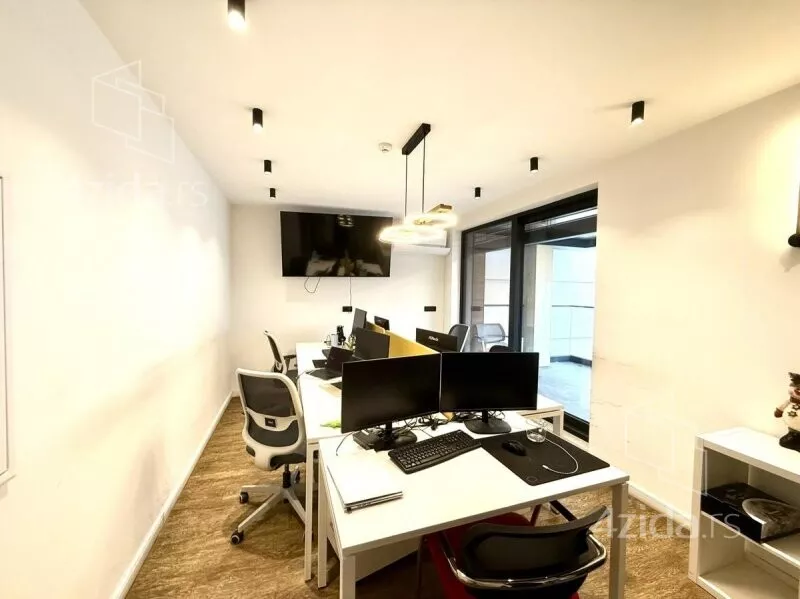 Poslovna zgrada | 4zida