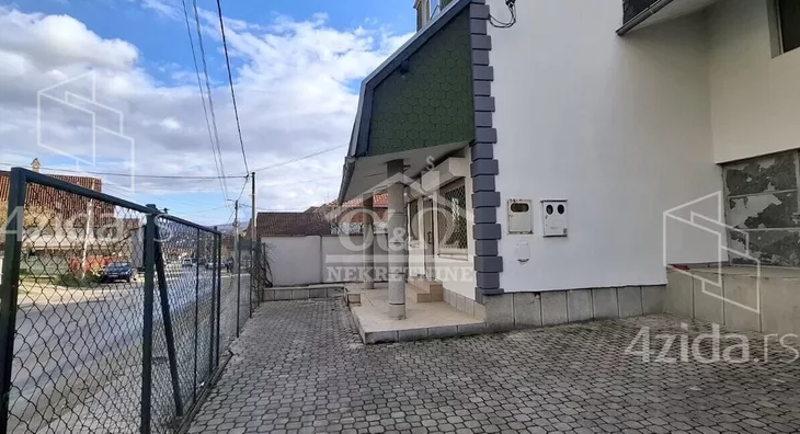 Poslovna zgrada | 4zida