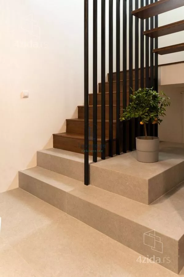 Četvoroiposoban stan | 4zida