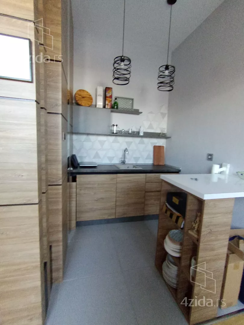 Četvoroiposoban stan | 4zida