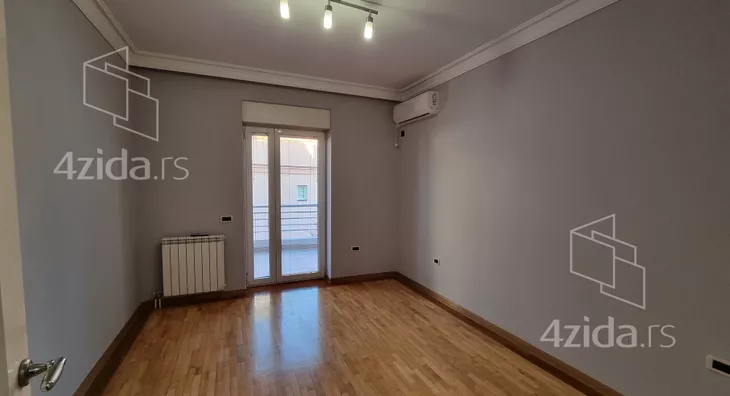 Šestoiposoban stan | 4zida