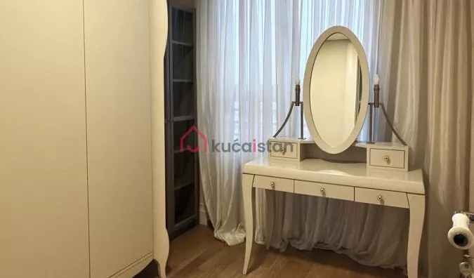 Četvoroiposoban stan | 4zida