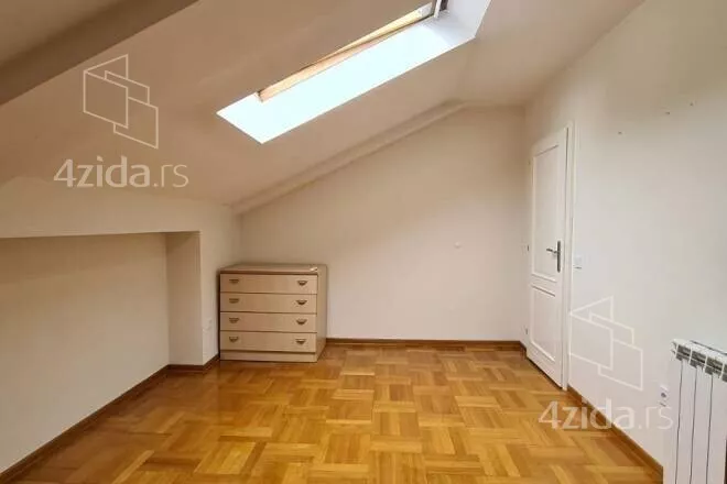 Četvoroiposoban stan | 4zida
