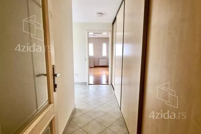 Četvoroiposoban stan | 4zida
