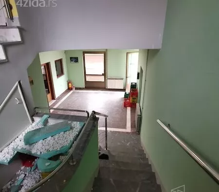 Poslovna zgrada | 4zida