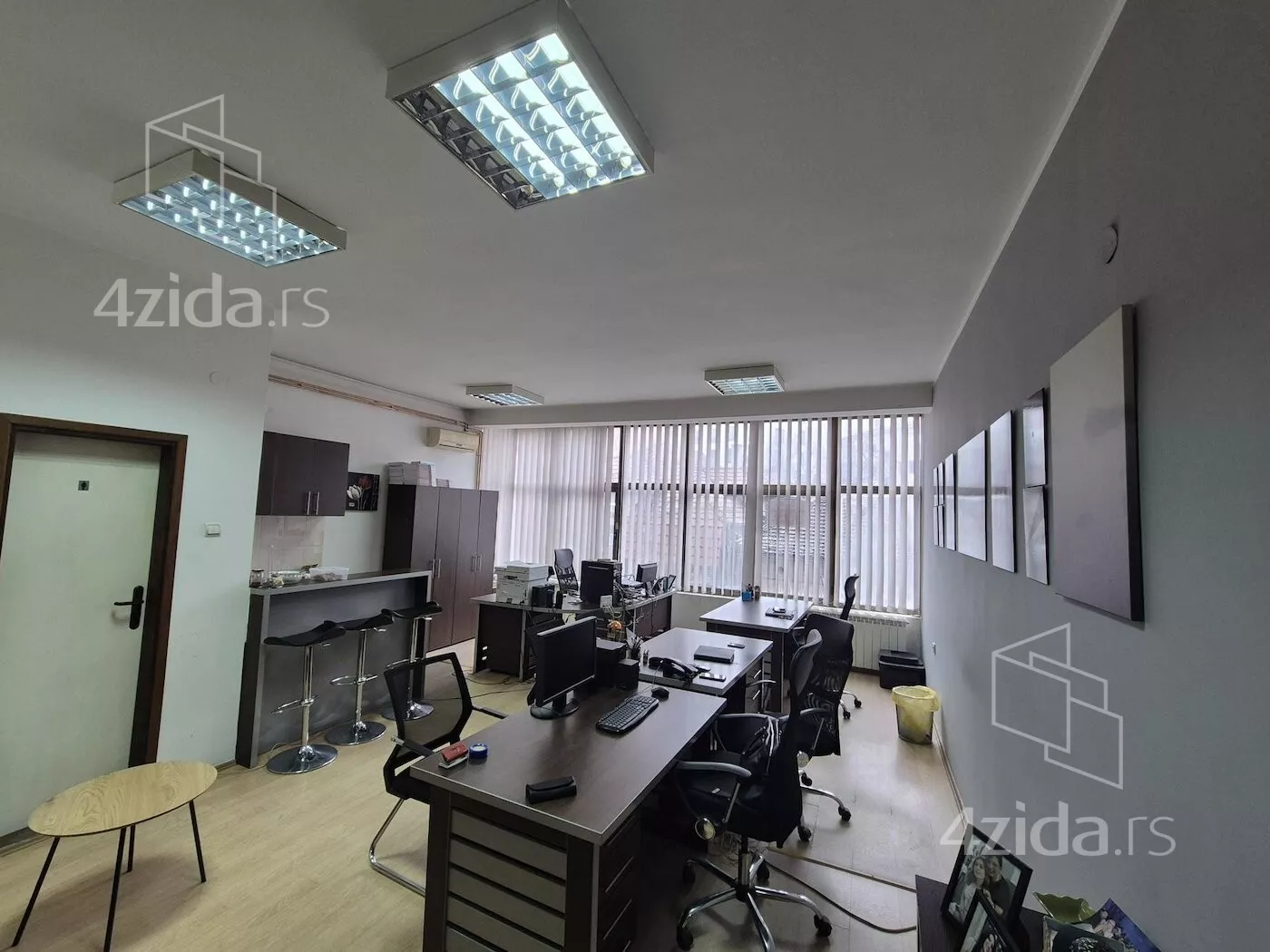 Poslovna zgrada | 4zida