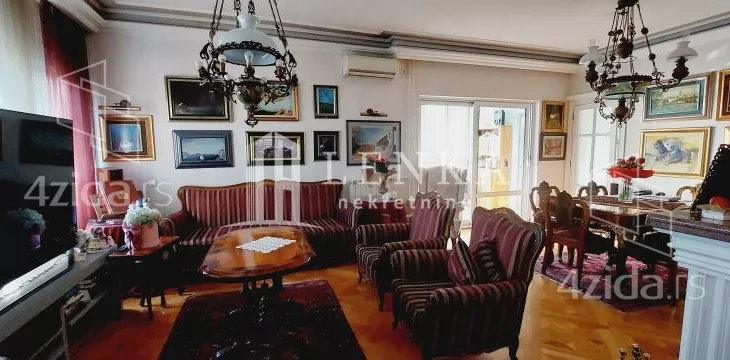 Šestoiposoban stan | 4zida