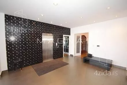 Šestoiposoban stan | 4zida