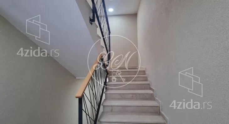 Šestoiposoban stan | 4zida