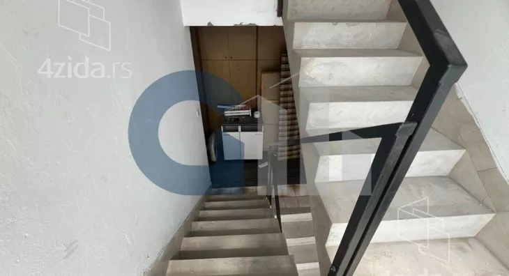 Šestosoban stan | 4zida