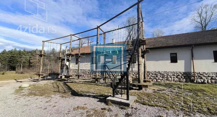 Poslovna zgrada | 4zida