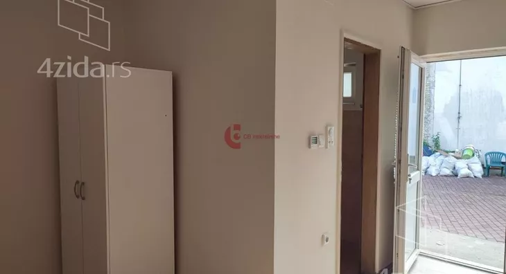Poslovna zgrada | 4zida