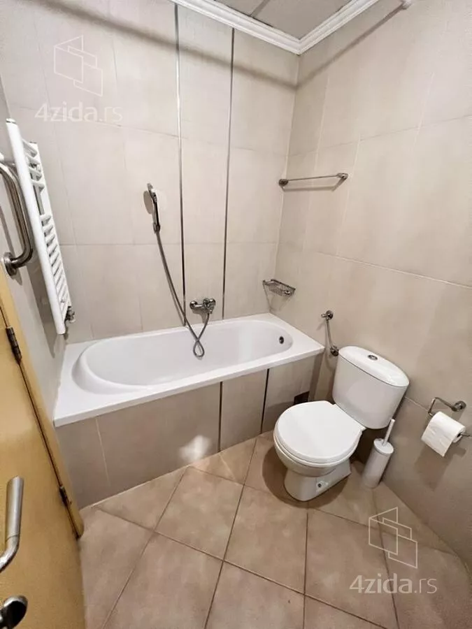 Šestosoban stan | 4zida
