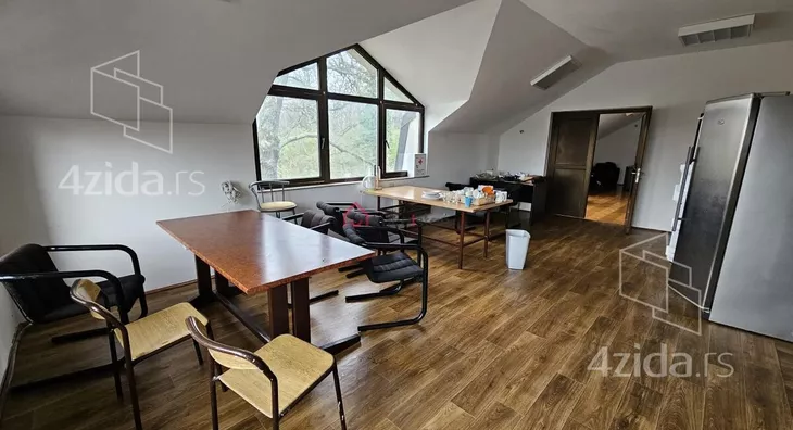 Poslovna zgrada | 4zida